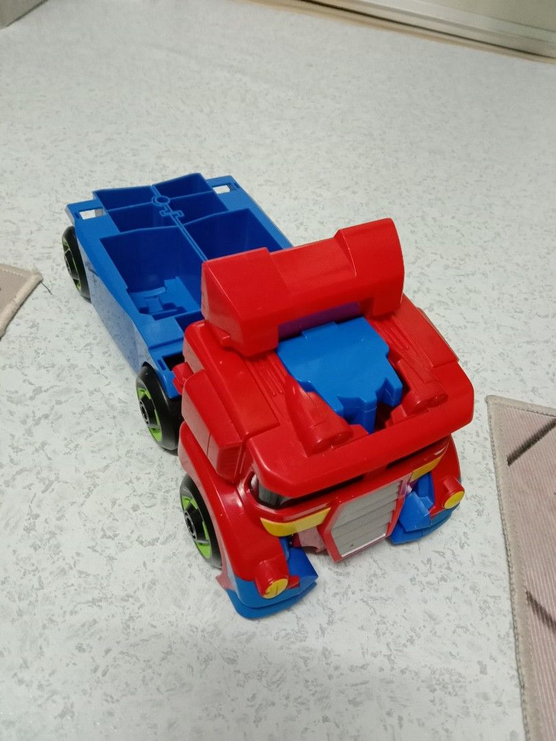 Transformers robot (Category: Action & Battle Toys) located in Klang. Submitted by ejaii8 (Listing ID 1375458241, Image 2). Description: robot Transformers boleh transform jadi lori condition memang terbaik!!! item bundle saiz 44cm tinggi besar.