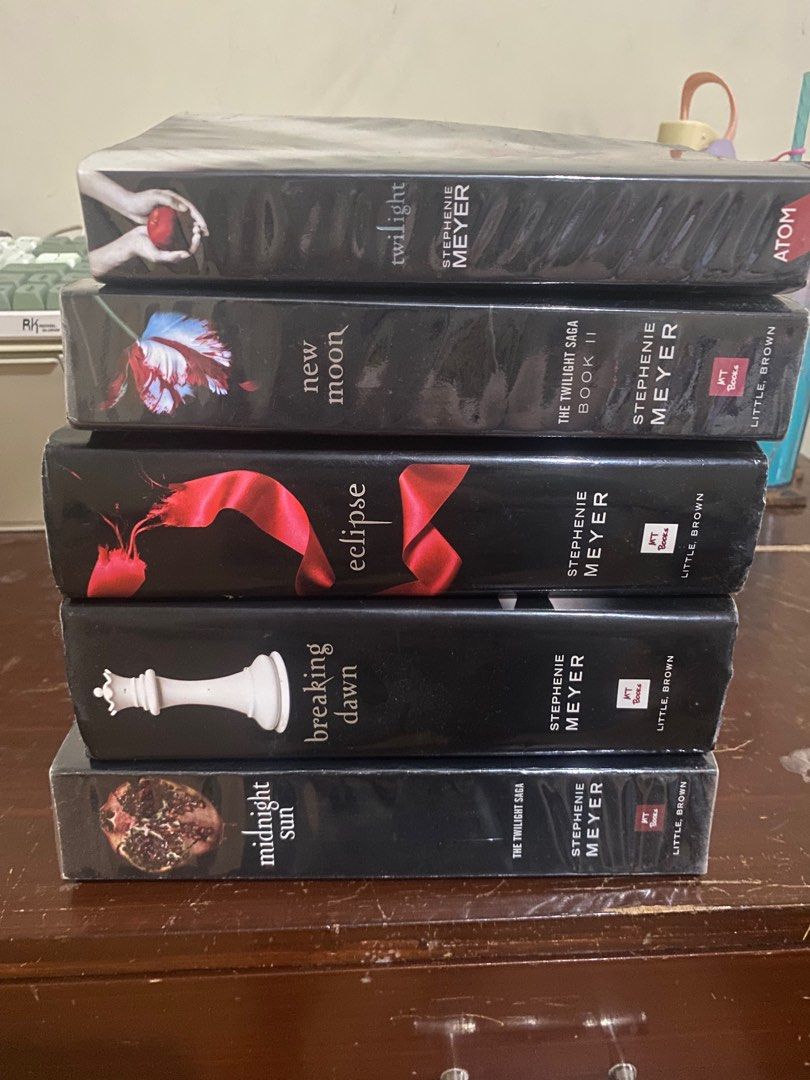 Twilight Saga books (Category: Storybooks) located in Quezon City. Submitted by kylina (Listing ID 1375354570, Image 1). Description: MOP: Gcash only Rfs: Decluttering Sold as set only‼️‼️ Midnight sun is not available anymore‼️ - The sides of the books are already yellow-ish due to them being stocked in the shelf for a long time - The books are still in good condition and only has minor flaws - You may dm me for more pictures of the product - Dm