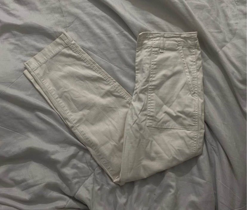 uniqlo japan white pants (Category: Jeans) located in Manila. Submitted by eliesfind (Listing ID 1375378738, Image 1). Description: looks brand new pa size 26 length 36.
