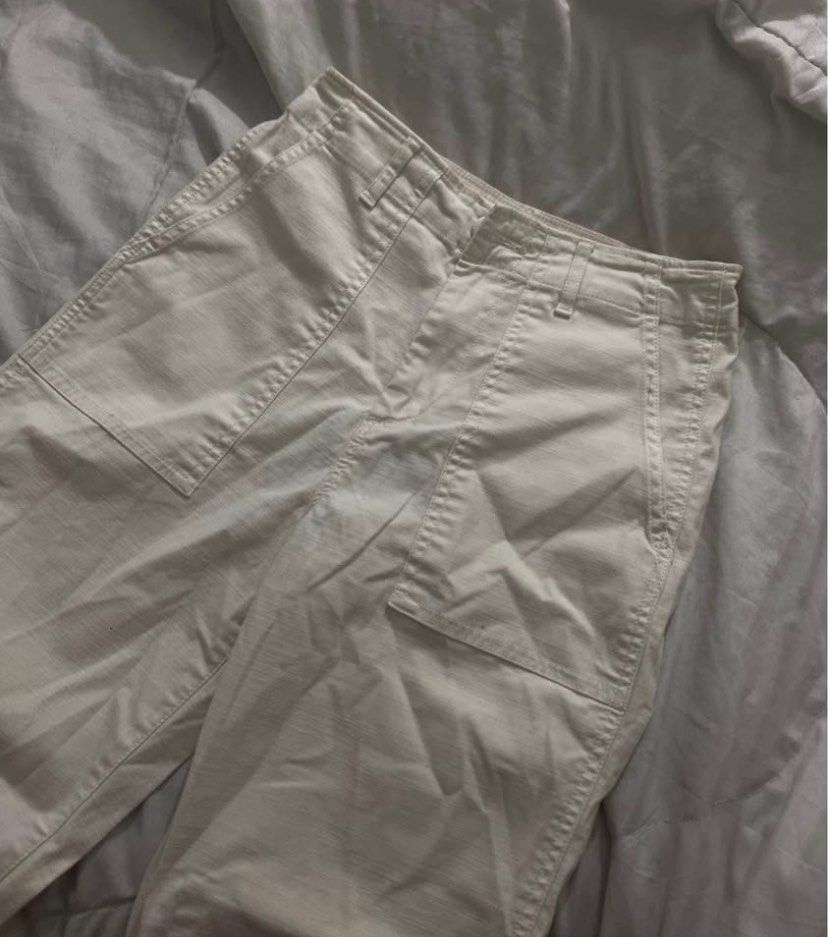 uniqlo japan white pants (Category: Jeans) located in Manila. Submitted by eliesfind (Listing ID 1375378738, Image 2). Description: looks brand new pa size 26 length 36.