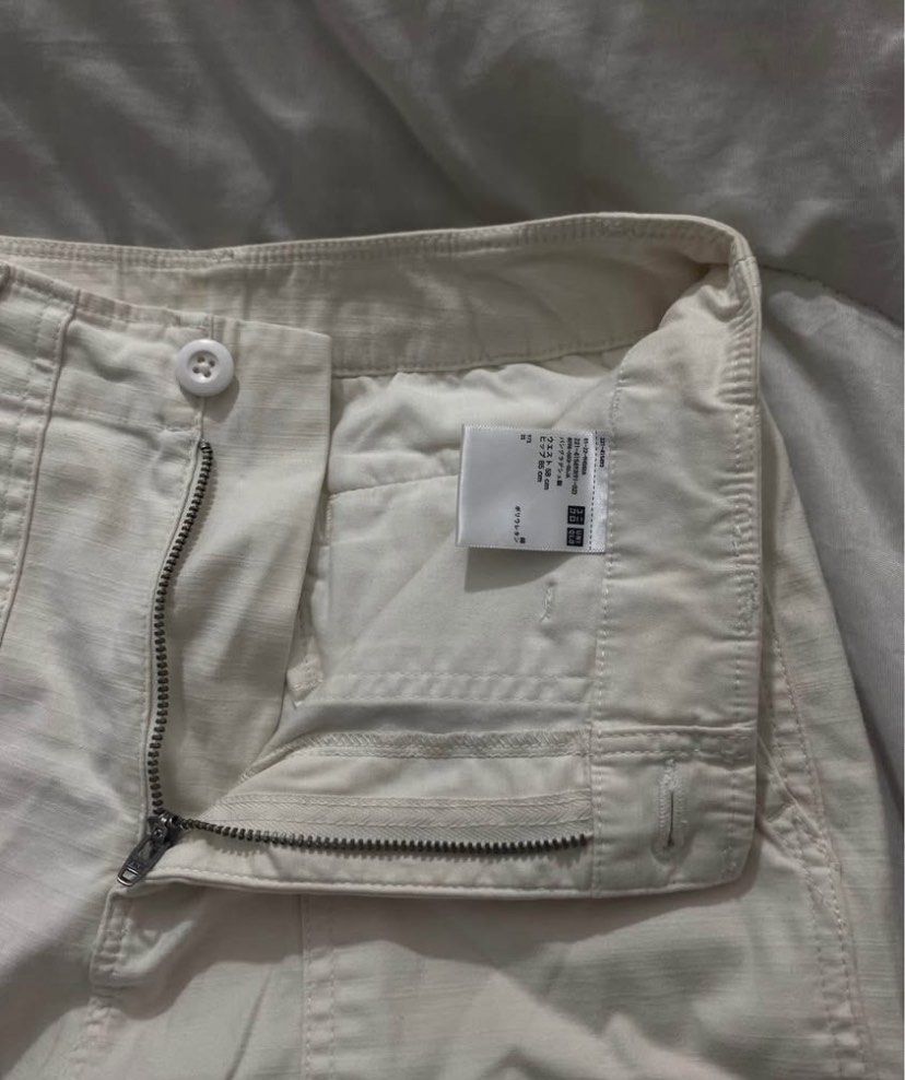 uniqlo japan white pants (Category: Jeans) located in Manila. Submitted by eliesfind (Listing ID 1375378738, Image 3). Description: looks brand new pa size 26 length 36.