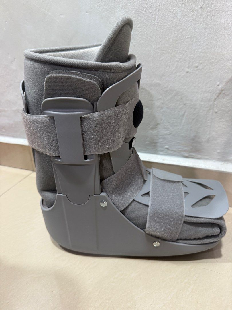 Walking boot (Category: Rehabilitative Devices) located in Singapore. Submitted by phcccc (Listing ID 1375424736, Image 2). Description: Size:M (25cm) Can be used for left or right feet With extra sponge padding to stabilise the feet position..
