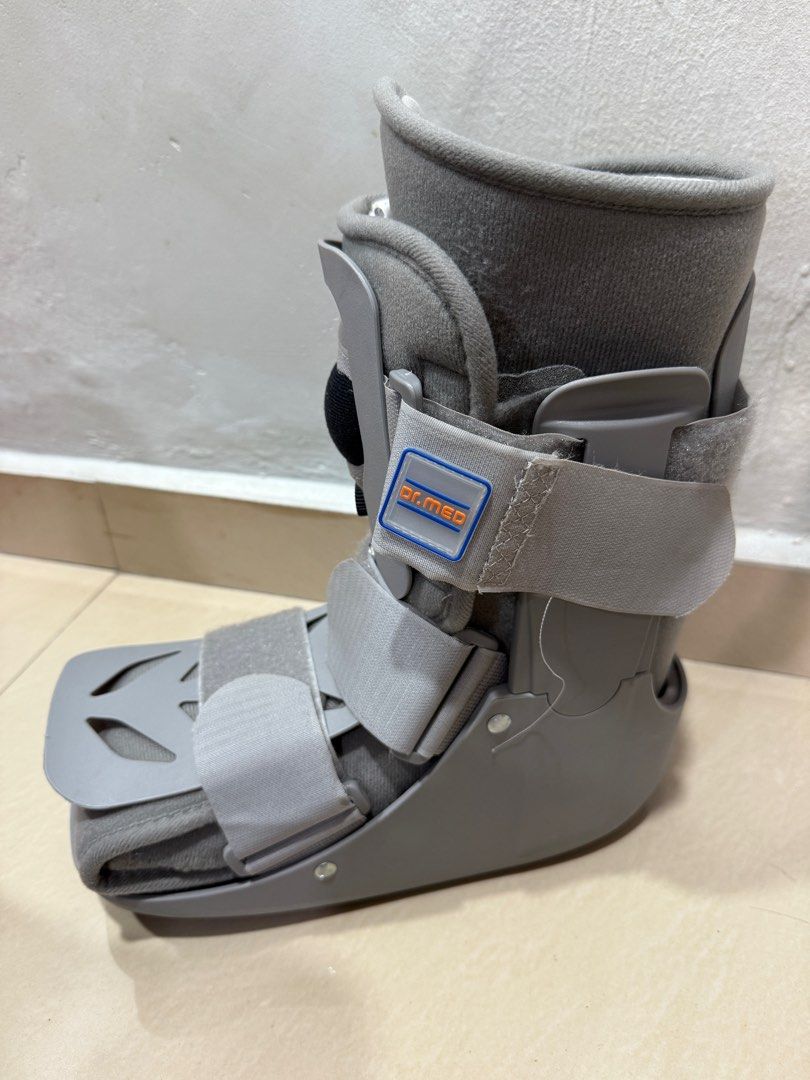 Walking boot (Category: Rehabilitative Devices) located in Singapore. Submitted by phcccc (Listing ID 1375424736, Image 3). Description: Size:M (25cm) Can be used for left or right feet With extra sponge padding to stabilise the feet position..