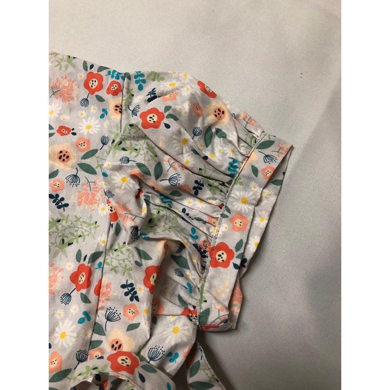 由 karen__su (刊登 ID 1375646418，圖片 3) 提交，位於 新竹市 (Hsinchu City) 的 灰色童趣花花腰綁帶連身裙（大童童裝150cm) (類別：嬰兒及兒童流行時尚)，說明：肩寬27公分/ 袖長15公分/ 袖寬16公分/ 腰寬40公分（最大，綁帶可調緊)/ 衣長79公分 。