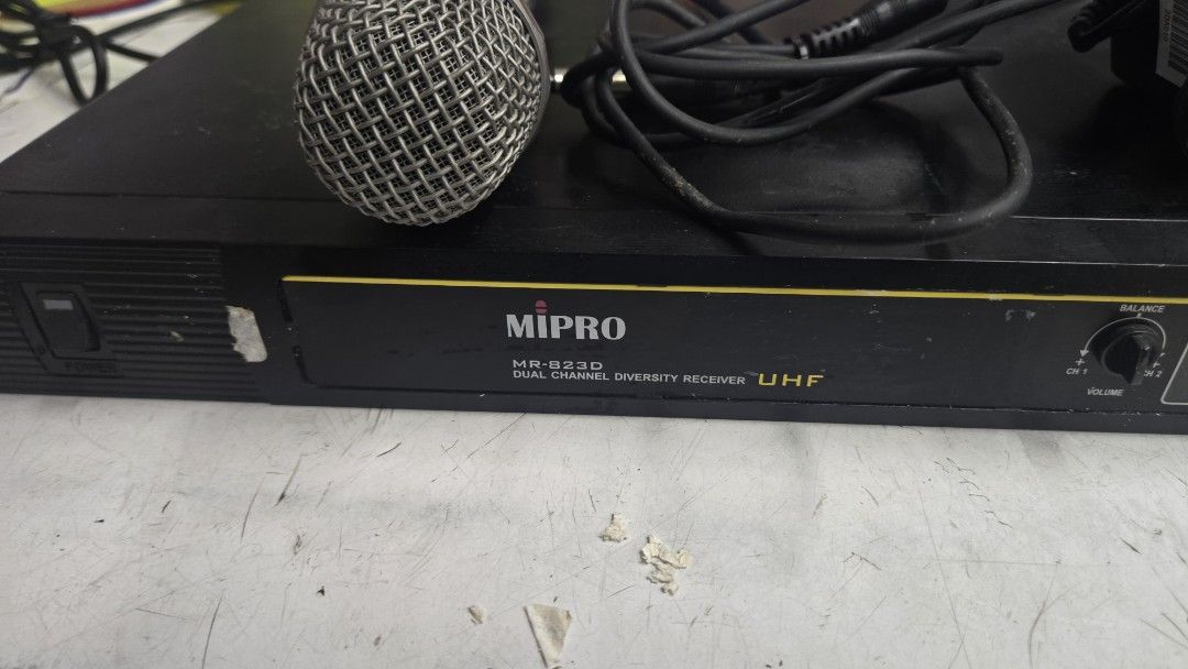 由 p1205210367489 (刊登 ID 1375629868，圖片 2) 提交，位於 嘉義市 (Chiayi City) 的 嘉強 MIPRO MR-823D 雙頻道UHF 無線麥克風×1支。只有附一支無線麥克風 (類別：其他音響配件及設備)，說明：嘉強 MIPRO MR-823D 雙頻道UHF 無線麥克風×1支。只有附一支無線麥克風 頻率：807.500 二手良品，使用正常，狀況如圖，二手商品有使用痕跡，不介意在買 售價:1500元，地點嘉義市，可寄便利商店 本機包含：接收機×1 無線麥克風×1 變壓器×1，6.3音源線。(無線麥克風使用電池型，使用2顆3號(AA)電池)。