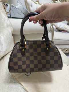(Category: ) located in . Submitted by bag_botique (Listing ID 1375468874, Image 1). Description: .