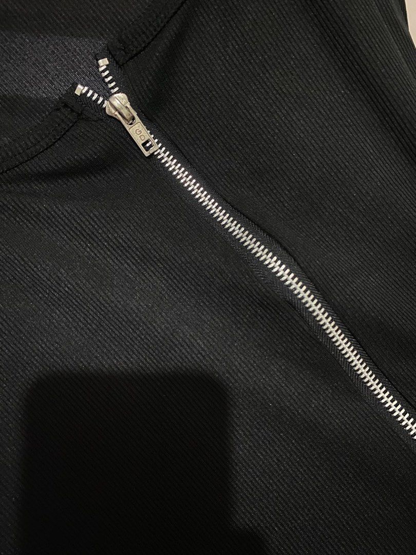 Black Top with Zipper (Category: Shirts) located in Taguig. Submitted by won_eeee (Listing ID 1375641463, Image 3). Description: hello! i’m selling my preloved clothes (some are not used) for an affordable price. although most items are flawless, please still manage your expectations, thank you! kindly message if interested🩷 RFS: DECLUTTERING.