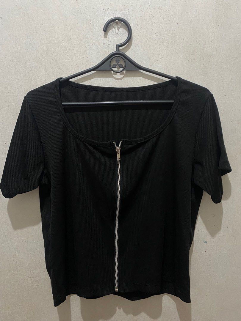 Black Top with Zipper (Category: Shirts) located in Taguig. Submitted by won_eeee (Listing ID 1375641463, Image 1). Description: hello! i’m selling my preloved clothes (some are not used) for an affordable price. although most items are flawless, please still manage your expectations, thank you! kindly message if interested🩷 RFS: DECLUTTERING.