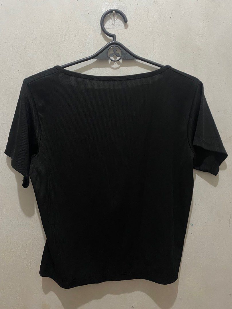 Black Top with Zipper (Category: Shirts) located in Taguig. Submitted by won_eeee (Listing ID 1375641463, Image 2). Description: hello! i’m selling my preloved clothes (some are not used) for an affordable price. although most items are flawless, please still manage your expectations, thank you! kindly message if interested🩷 RFS: DECLUTTERING.