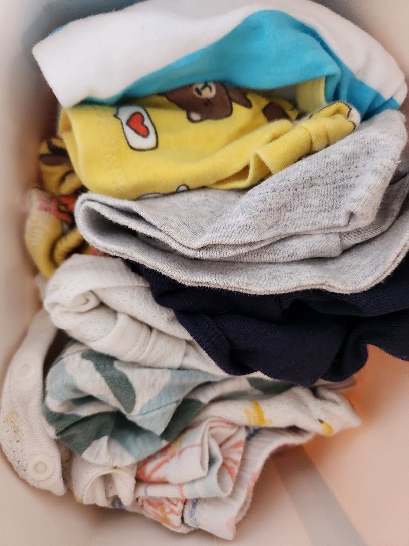 Blessing price a bag of 3 to 12 months old baby boy clothes and milk container (Category: Babies & Kids Fashion) located in Singapore. Submitted by sunrise.sunset (Listing ID 1375464202, Image 1). Description: most are very new and hardly worn. include brands like uniqlo, cotton on etc etc..