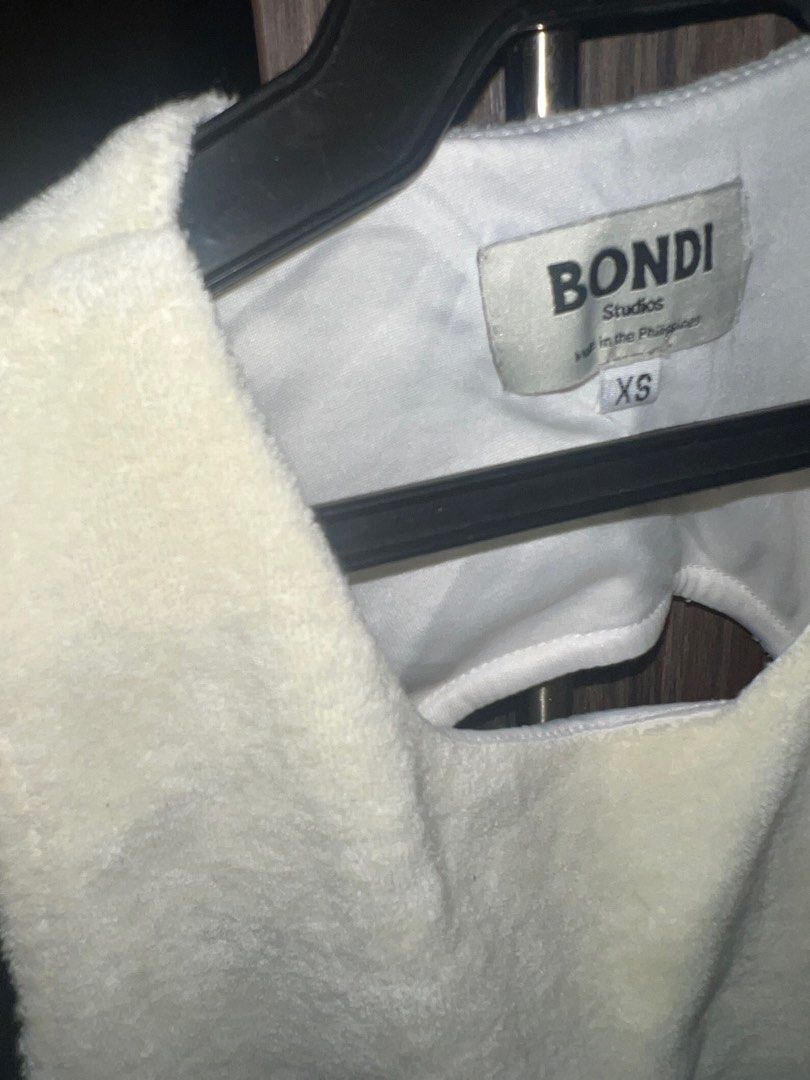 Bondi Studios xs (Category: Sleeveless) located in Pasig City. Submitted by beadumps (Listing ID 1375575176, Image 3). Description: - xs, cropped - rarely used - terry fabric with soft lining .