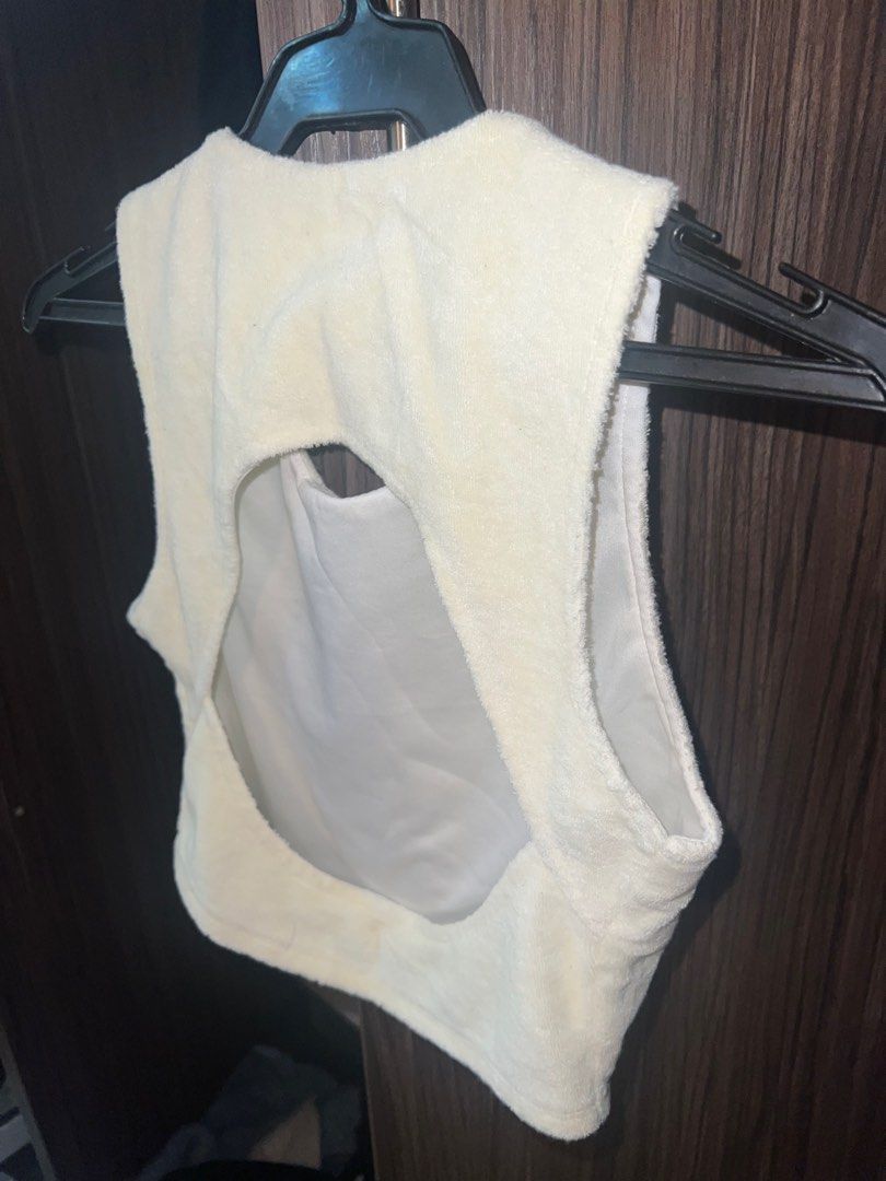 Bondi Studios xs (Category: Sleeveless) located in Pasig City. Submitted by beadumps (Listing ID 1375575176, Image 2). Description: - xs, cropped - rarely used - terry fabric with soft lining .