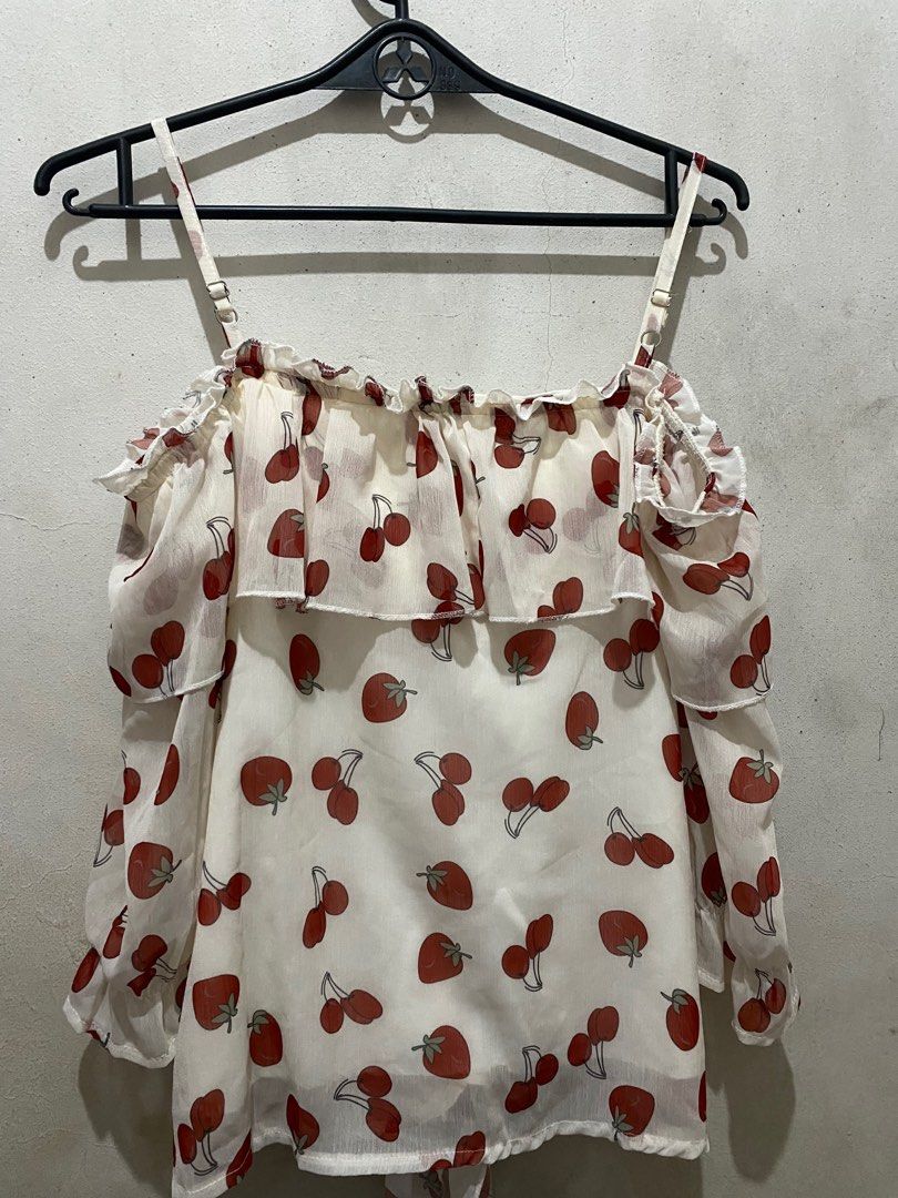 Chic Cherry Top Short Sleeve (Category: Blouses) located in Taguig. Submitted by won_eeee (Listing ID 1375642095, Image 2). Description: hello! i’m selling my preloved clothes (some are not used) for an affordable price. although most items are flawless, please still manage your expectations, thank you! kindly message if interested🩷 RFS: DECLUTTERING.