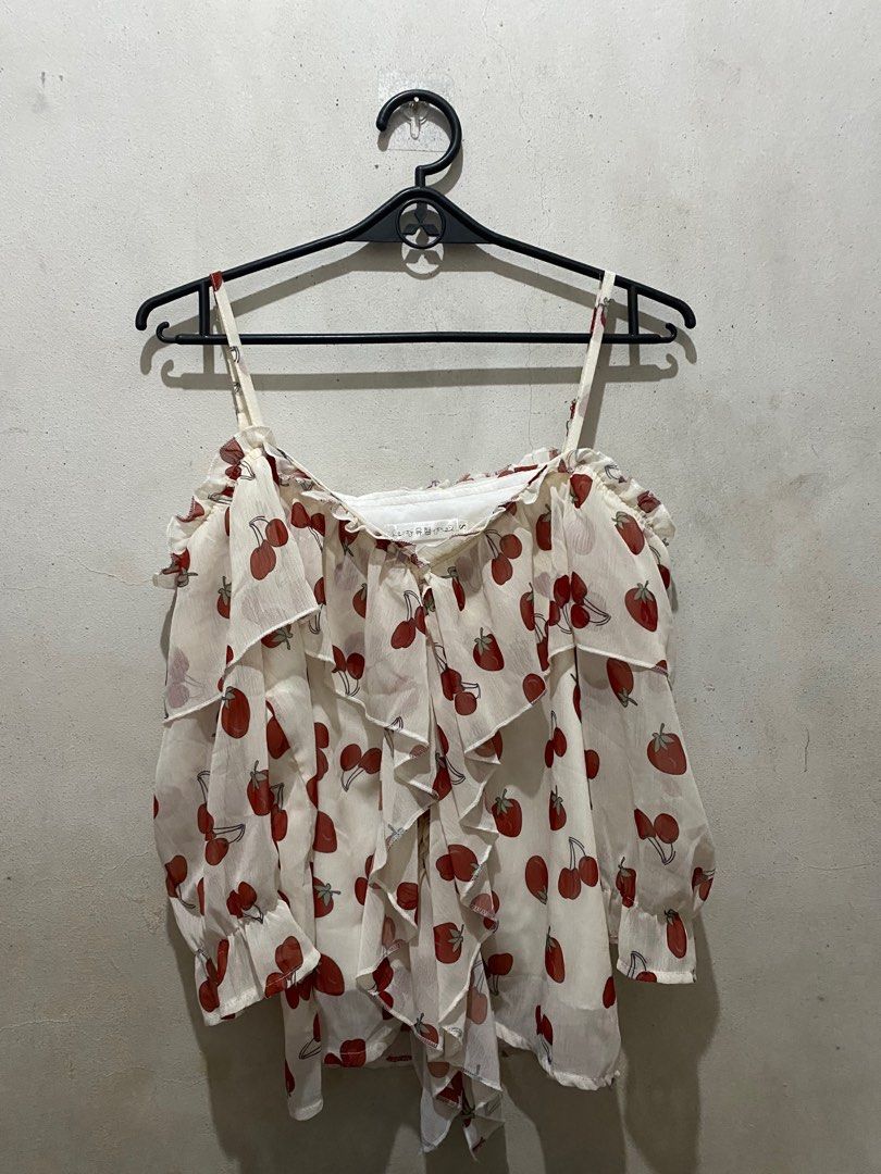 Chic Cherry Top Short Sleeve (Category: Blouses) located in Taguig. Submitted by won_eeee (Listing ID 1375642095, Image 1). Description: hello! i’m selling my preloved clothes (some are not used) for an affordable price. although most items are flawless, please still manage your expectations, thank you! kindly message if interested🩷 RFS: DECLUTTERING.