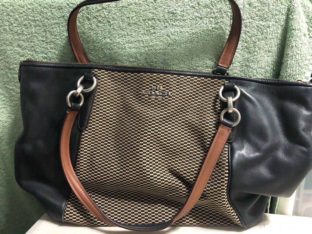 Coach Ava Tote Bag (Category: Luxury Bags & Wallets) located in Manila. Submitted by royalphoenix.b2a6e0 (Listing ID 1375463666, Image 2). Description: - 100% Authentic - In good condition .