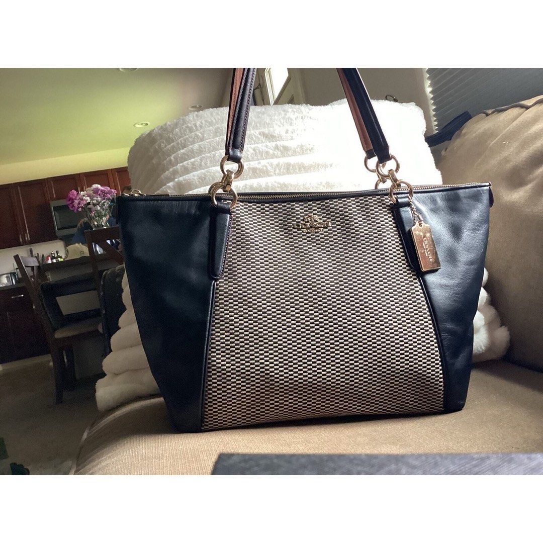 Coach Ava Tote Bag (Category: Luxury Bags & Wallets) located in Manila. Submitted by royalphoenix.b2a6e0 (Listing ID 1375463666, Image 1). Description: - 100% Authentic - In good condition .