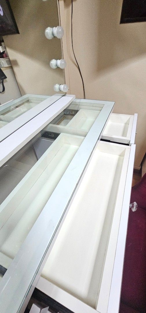 Dressing Table with mirror & lights65075295210243115