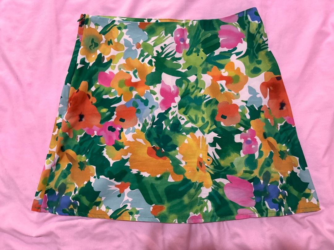 Floral Mini Skirt (Category: Skirts) located in San Juan City. Submitted by declutterbymicah (Listing ID 1375504975, Image 2). Description: 💌 INFO: - Floral Mini Skirt - Bought from orange app - PHP 100 - SF/Grab/Lalamove to be shouldered by buyer..