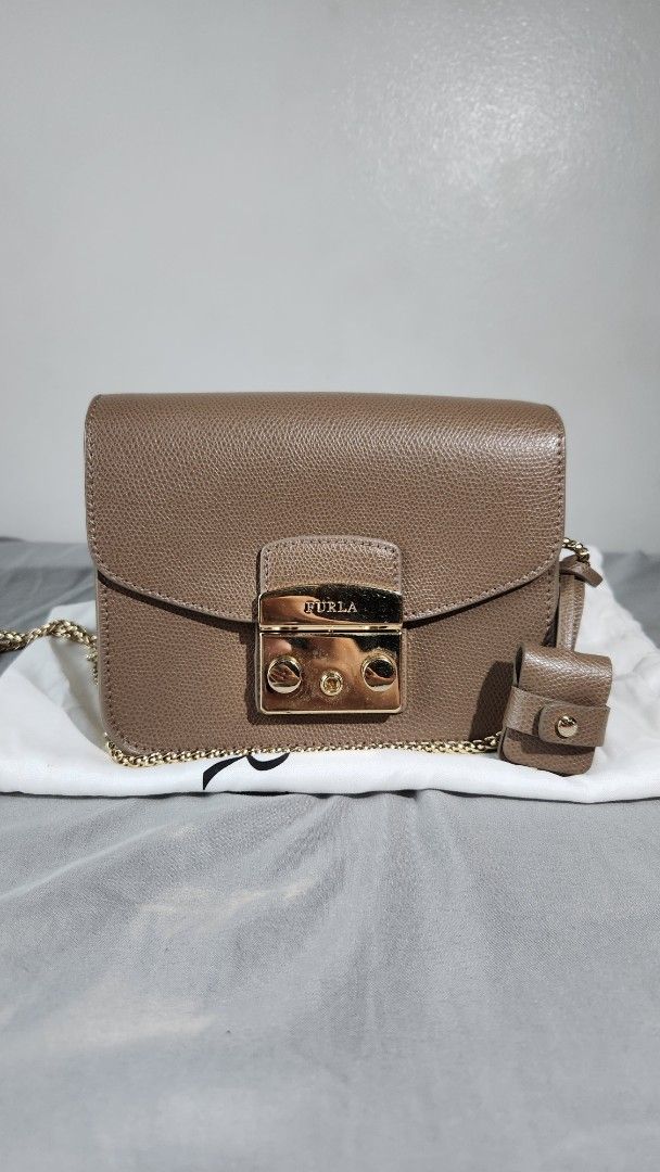 Furla Metropolis (Category: Luxury Bags & Wallets) located in Mandaluyong City. Submitted by shisellsby (Listing ID 1375638337, Image 1). Description: Last Price Furla Metropolis with dustbag, key/keypouch no damage, hardwares are in good condition Selling because I barely use it, i need more closet space.