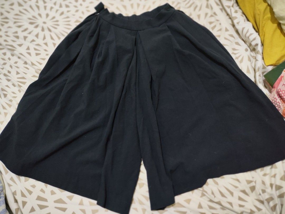 Hakama pants (Category: Other Bottoms) located in Malabon City. Submitted by CapHero (Listing ID 1375612535, Image 1). Description: 150 each pili nalang kayo lahat solid.