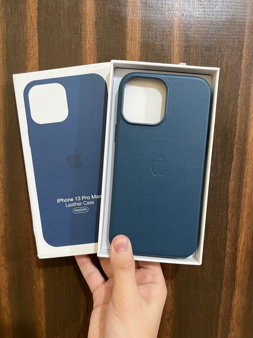 iPhone 13 Promax Magsafe Leather Case (Category: Cases & Sleeves) located in Manila. Submitted by ceeyashop (Listing ID 1375468601, Image 2). Description: Pm me, Available on hand [ Other colors are also available ] Lalamove,Grab,J&T COD will do!.
