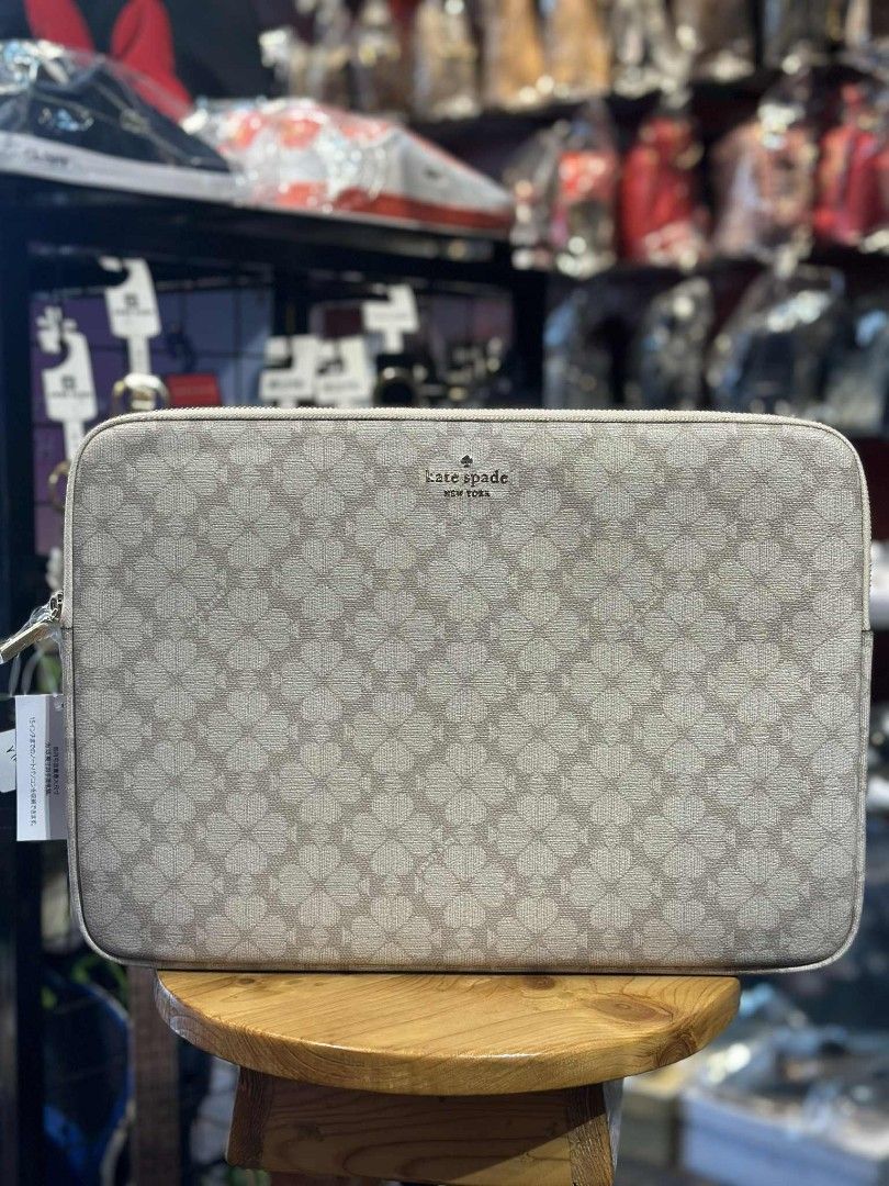 Kate spade laptop case (Category: Luxury Bags & Wallets) located in Bulacan. Submitted by virijennifer-21966 (Listing ID 1375629282, Image 1). Description: original brand new.