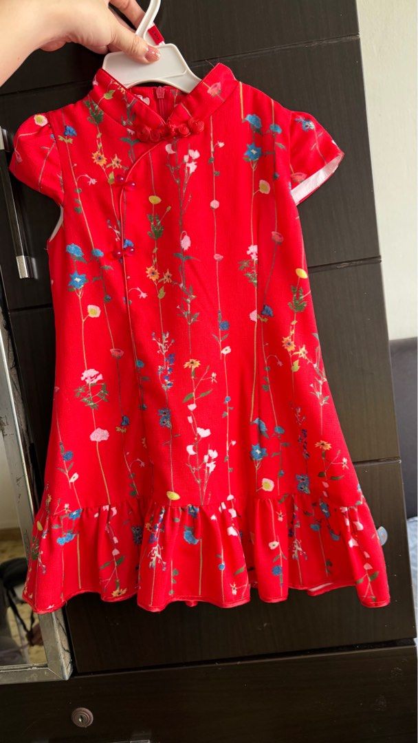 Kid party dress 1-2.5Y (Category: Babies & Kids Fashion) located in Singapore. Submitted by sky20071995 (Listing ID 1375479068, Image 2). Description: All like new. Premium material from kiddy palace . Each was 39.90.. clear at 25$ for every things + bag . Collect at Macpherson , Aljunied or Matta .