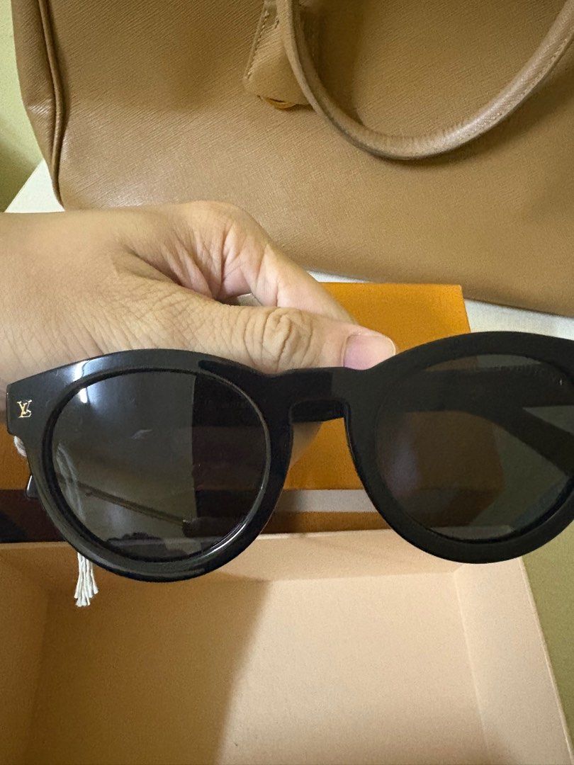 Lv shades (Category: Luxury Accessories) located in Quezon City. Submitted by randomstuffdeclutter33 (Listing ID 1375547614, Image 3). Description: complete inclu.