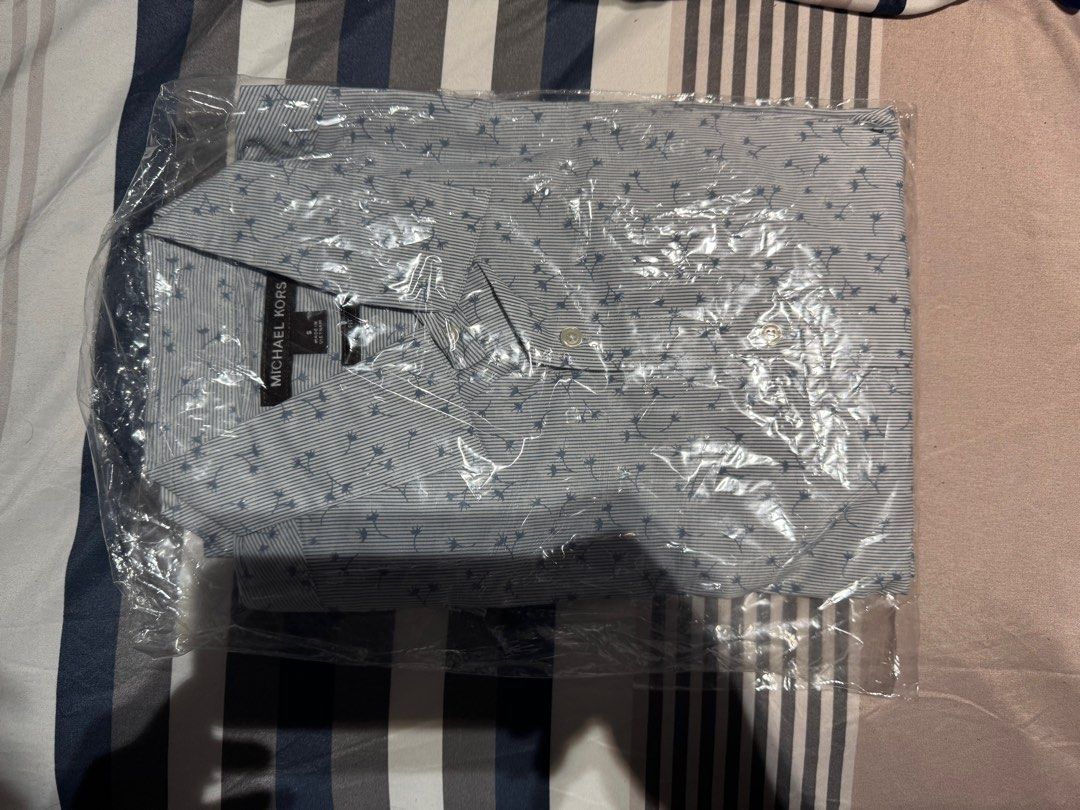 Michael Kors Long sleeves (Category: Coats, Jackets and Outerwear) located in Singapore. Submitted by cedoc (Listing ID 1375579615, Image 1). Description: Selling Unused Michael Kors Long sleeves bought in vietnam. Original price around $100.