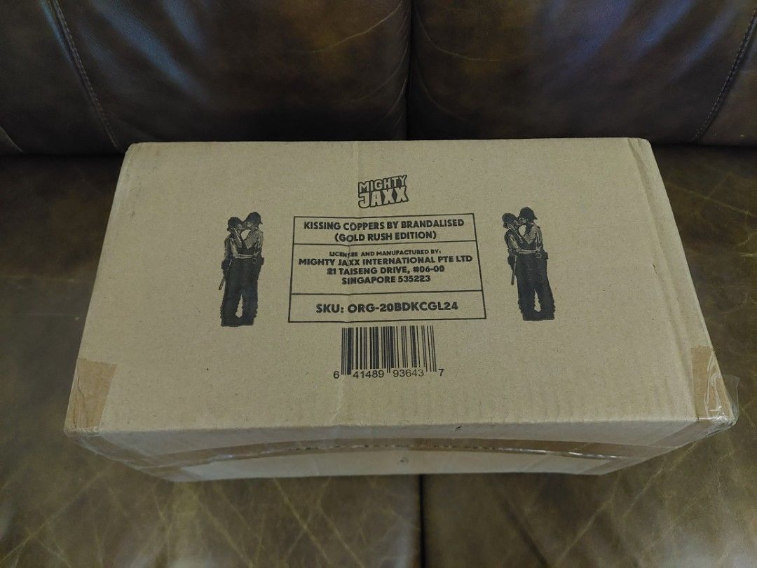 限定 Banksy バンクシー Kissing Coppers Gold 限定 Banksy バンクシー