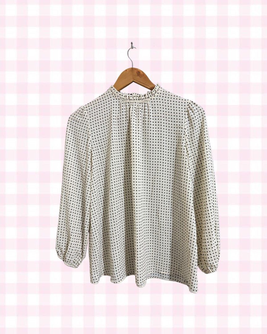 M-L Uniqlo Formal Long Sleeves (Category: Longsleeves) located in Manila. Submitted by sheis_decluttering (Listing ID 1375641015, Image 1). Description: .