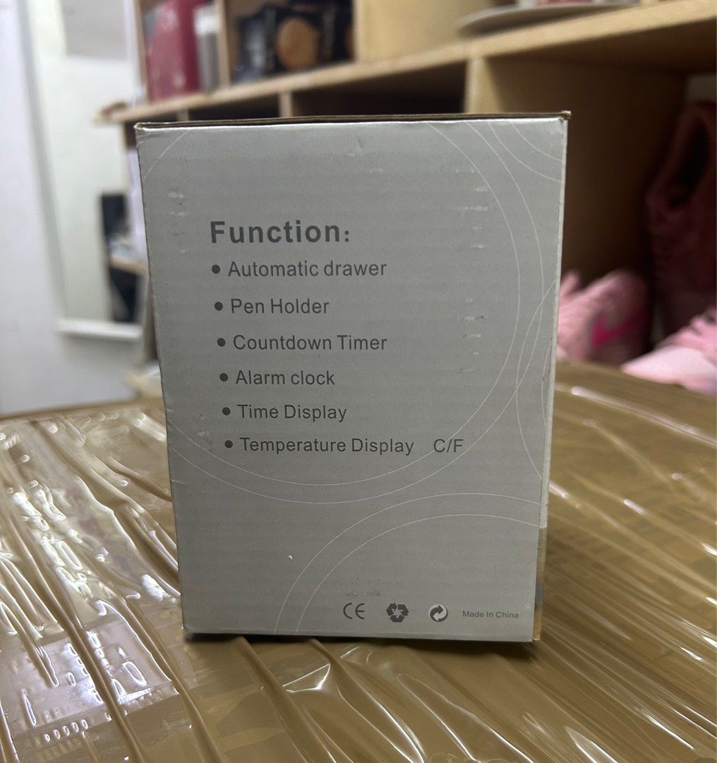 Multi function clock + pen holder （分類：時鐘）位於 Hong Kong。 由 a_surplus_shop 提交（商品編號 1375548984，圖片 2）。簡介： • Automatic drawer • Pen Holder • Countdown Timer • Alarm clock • Time Display • Temperature Display C/F。