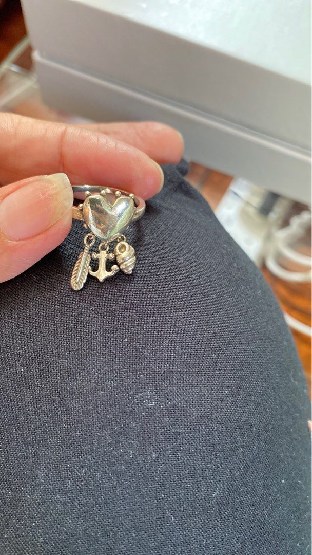Pandora charm ring （分類：飾物及配件）位於 Hong Kong。 由 Dinarose 提交（商品編號 1375463576，圖片 2）。簡介： Spiritual symbols Very nice With charms 。