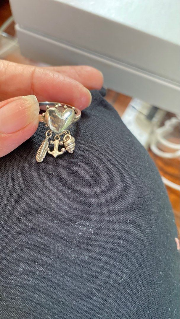 Pandora charm ring （分類：飾物及配件）位於 Hong Kong。 由 Dinarose 提交（商品編號 1375463576，圖片 3）。簡介： Spiritual symbols Very nice With charms 。