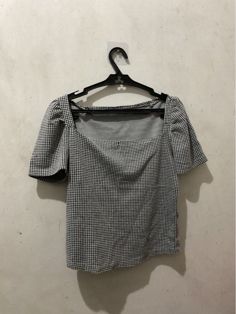 Semi Crop Top (Category: Blouses) located in Taguig. Submitted by won_eeee (Listing ID 1375643287, Image 1). Description: hello! i’m selling my preloved clothes (some are not used) for an affordable price. although most items are flawless, please still manage your expectations, thank you! kindly message if interested🩷 RFS: DECLUTTERING.