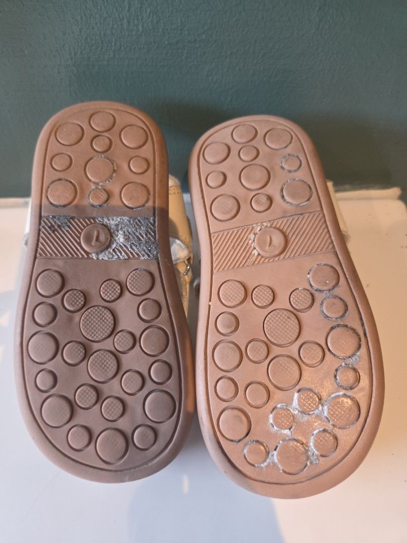 Size 7 Toddler Girl Sandala (Category: Babies & Kids Fashion) located in Quezon City. Submitted by camsam (Listing ID 1375465171, Image 2). Description: Size 7 Rsf: outgrown Loc: Quezon City.