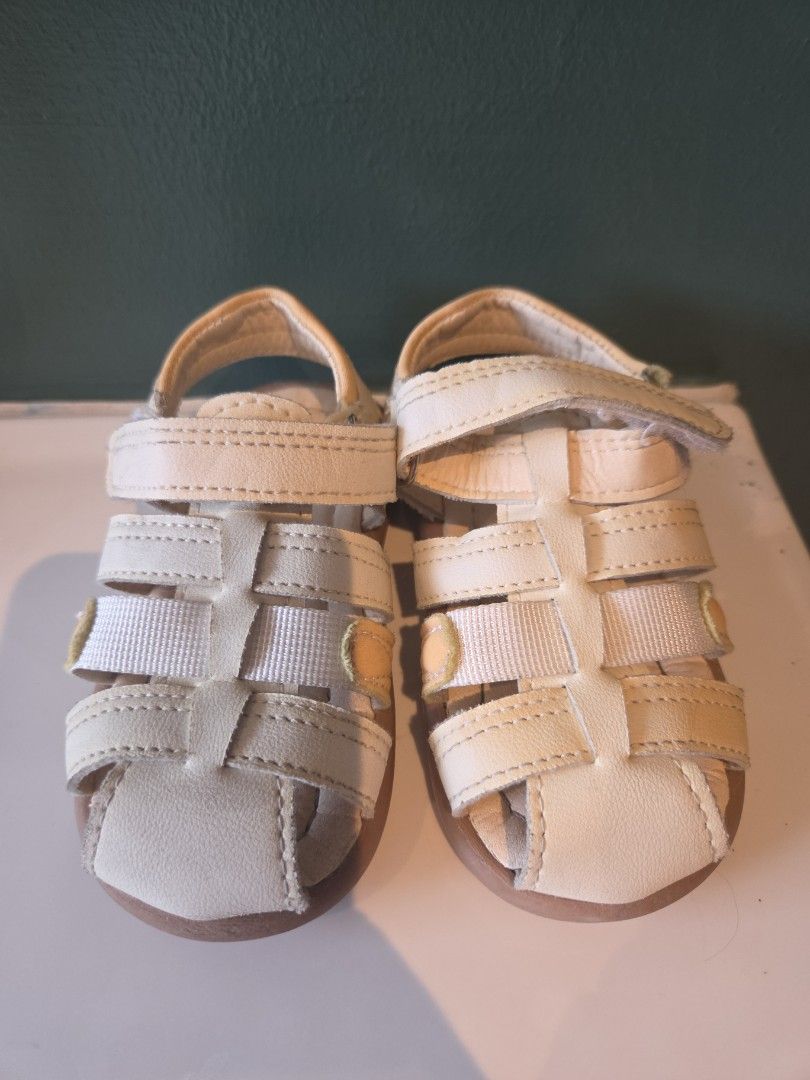 Size 7 Toddler Girl Sandala (Category: Babies & Kids Fashion) located in Quezon City. Submitted by camsam (Listing ID 1375465171, Image 1). Description: Size 7 Rsf: outgrown Loc: Quezon City.