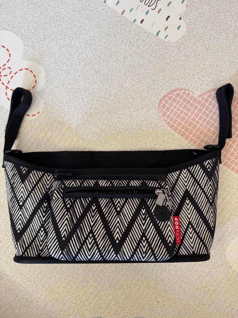 Skip hop stroller organizer (Category: Strollers) located in Singapore. Submitted by choo_sy (Listing ID 1375527909, Image 1). Description: .
