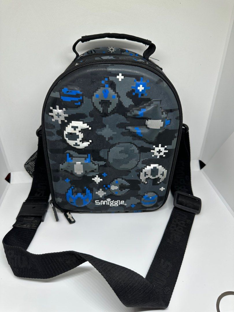 Smiggle Hard top lunch bag (Category: Other Babies Going Out Needs) located in Valladolid. Submitted by shopandsellgirl (Listing ID 1375482112, Image 1). Description: Flaw on last pic Seldom used.