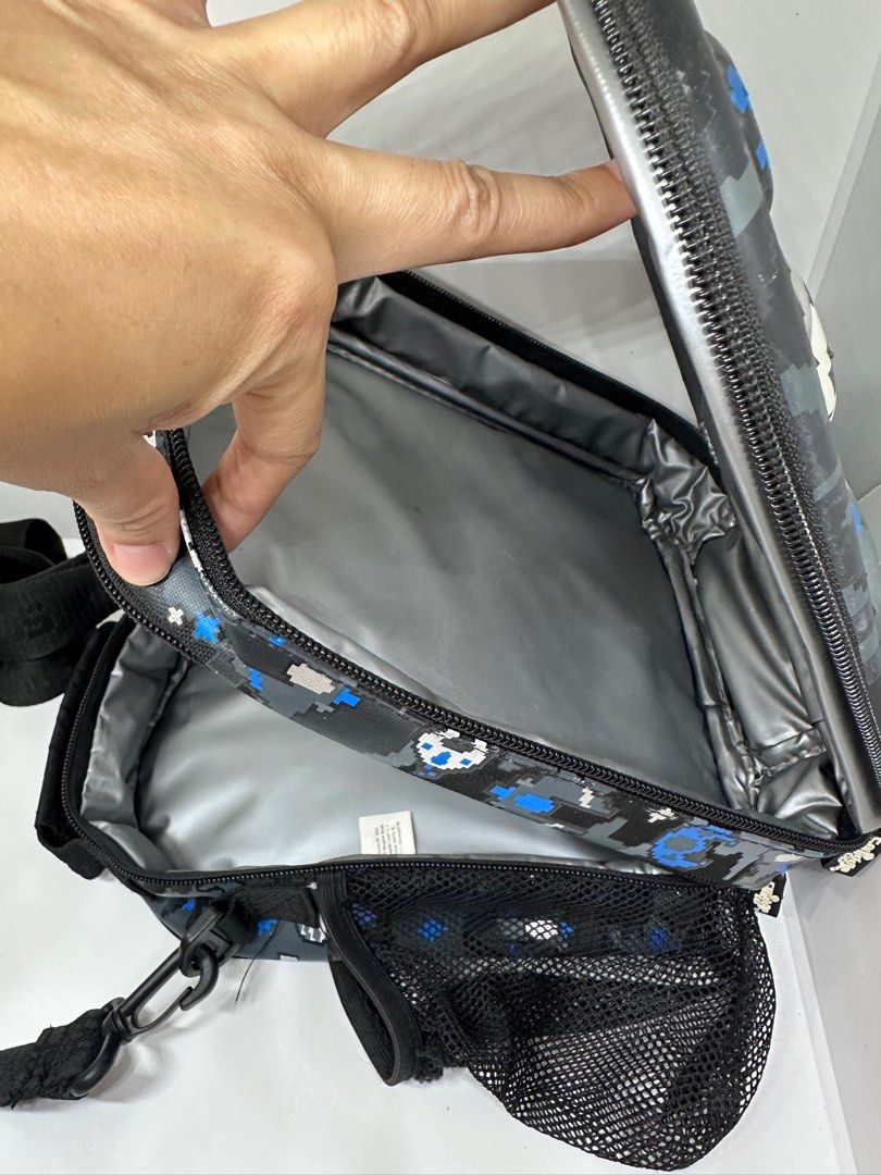 Smiggle Hard top lunch bag (Category: Other Babies Going Out Needs) located in Valladolid. Submitted by shopandsellgirl (Listing ID 1375482112, Image 3). Description: Flaw on last pic Seldom used.