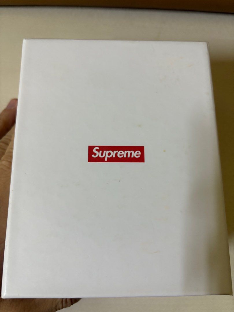 Supreme Belt (Category: Belts) located in Quezon City. Submitted by randomstuffdeclutter33 (Listing ID 1375548341, Image 1). Description: bnew complete set s44 L/XL.