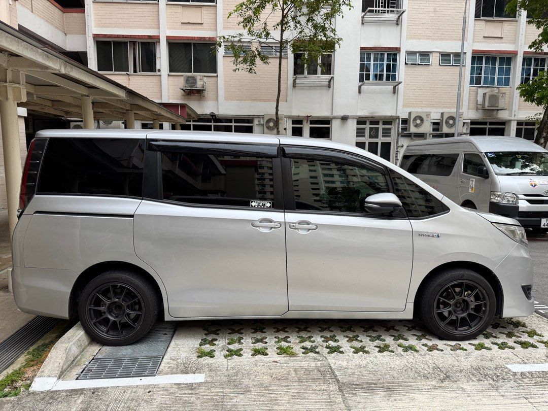 丰田 Noah 1.8 混合动力车，2019年制造62863058834691112