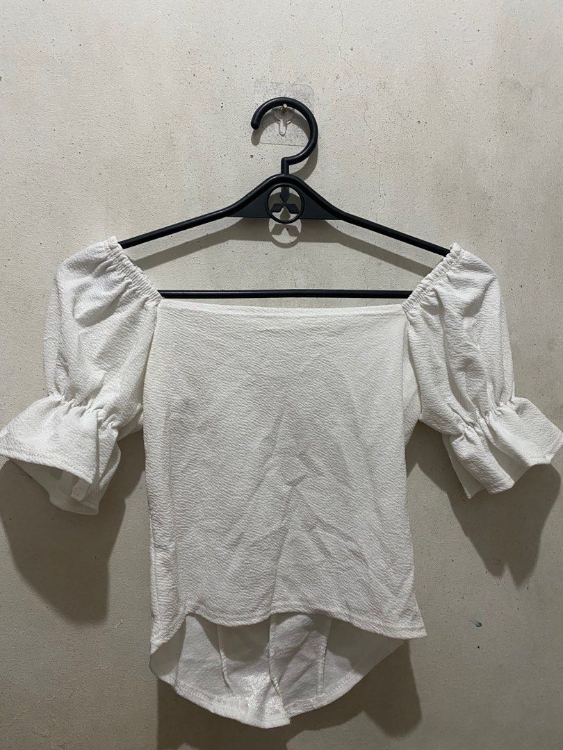 White Off-shoulder Crop Top Puff Sleeve (Category: Blouses) located in Taguig. Submitted by won_eeee (Listing ID 1375643493, Image 2). Description: hello! i’m selling my preloved clothes (some are not used) for an affordable price. although most items are flawless, please still manage your expectations, thank you! kindly message if interested🩷 RFS: DECLUTTERING.