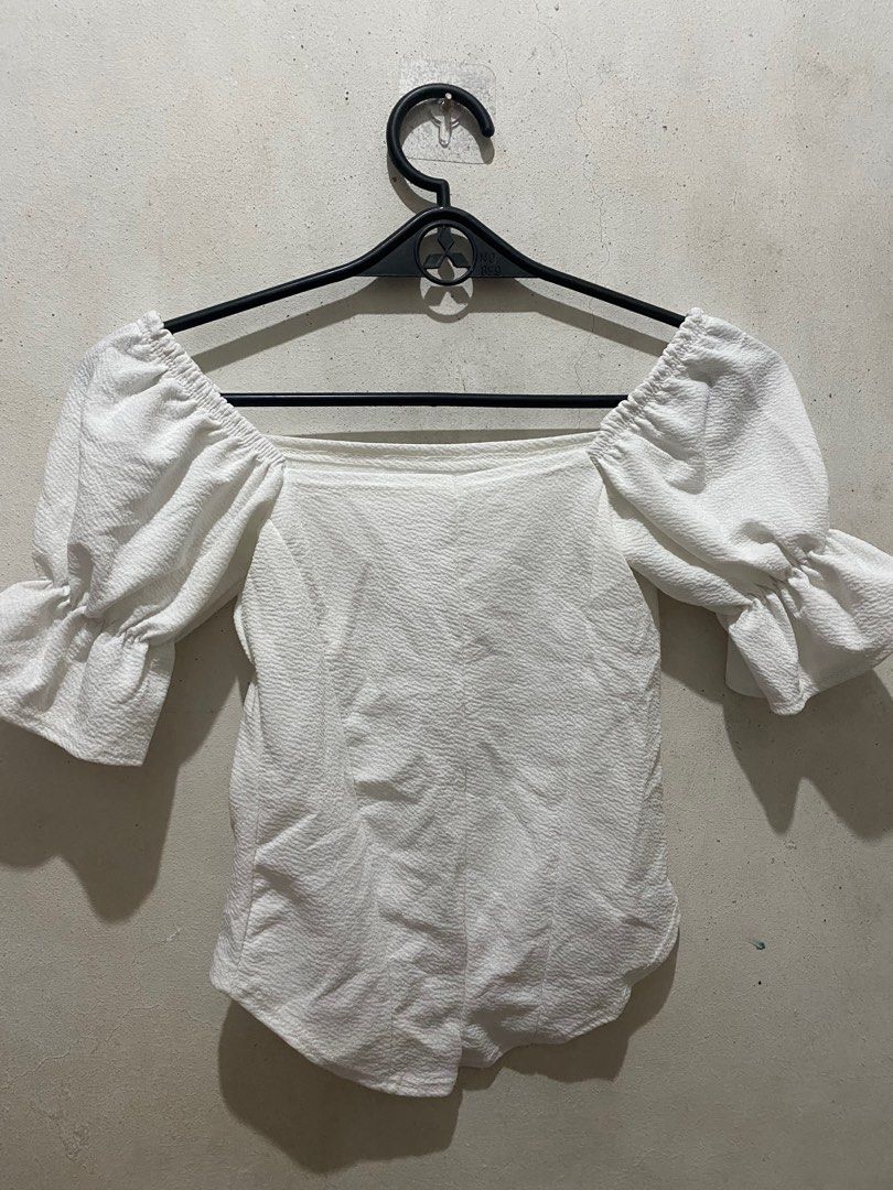 White Off-shoulder Crop Top Puff Sleeve (Category: Blouses) located in Taguig. Submitted by won_eeee (Listing ID 1375643493, Image 1). Description: hello! i’m selling my preloved clothes (some are not used) for an affordable price. although most items are flawless, please still manage your expectations, thank you! kindly message if interested🩷 RFS: DECLUTTERING.