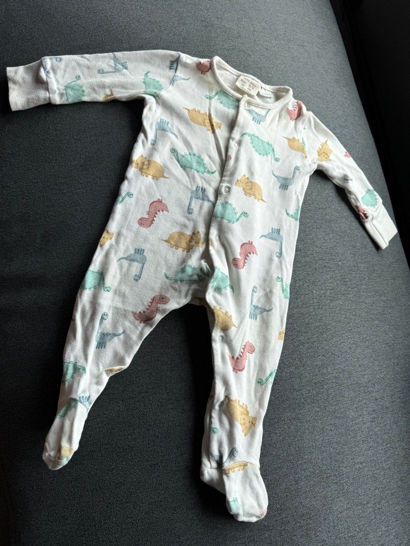 Zara Baby Dinosaur Print Long Sleeve Romper (Button Down) (Category: Babies & Kids Fashion) located in Singapore. Submitted by emmmmmmmm_s (Listing ID 1375521518, Image 1). Description: 🛍️ Pre- Loved Zara Baby Dinosaur Print Long Sleeve Romper (Button Down) • Used a few times • Size: Suitable for 3 to 6 months old Grab any 3 of the Rompers listed for $8 ! 📍Alternative meet-up location : Bukit Batok MRT/Westmall.