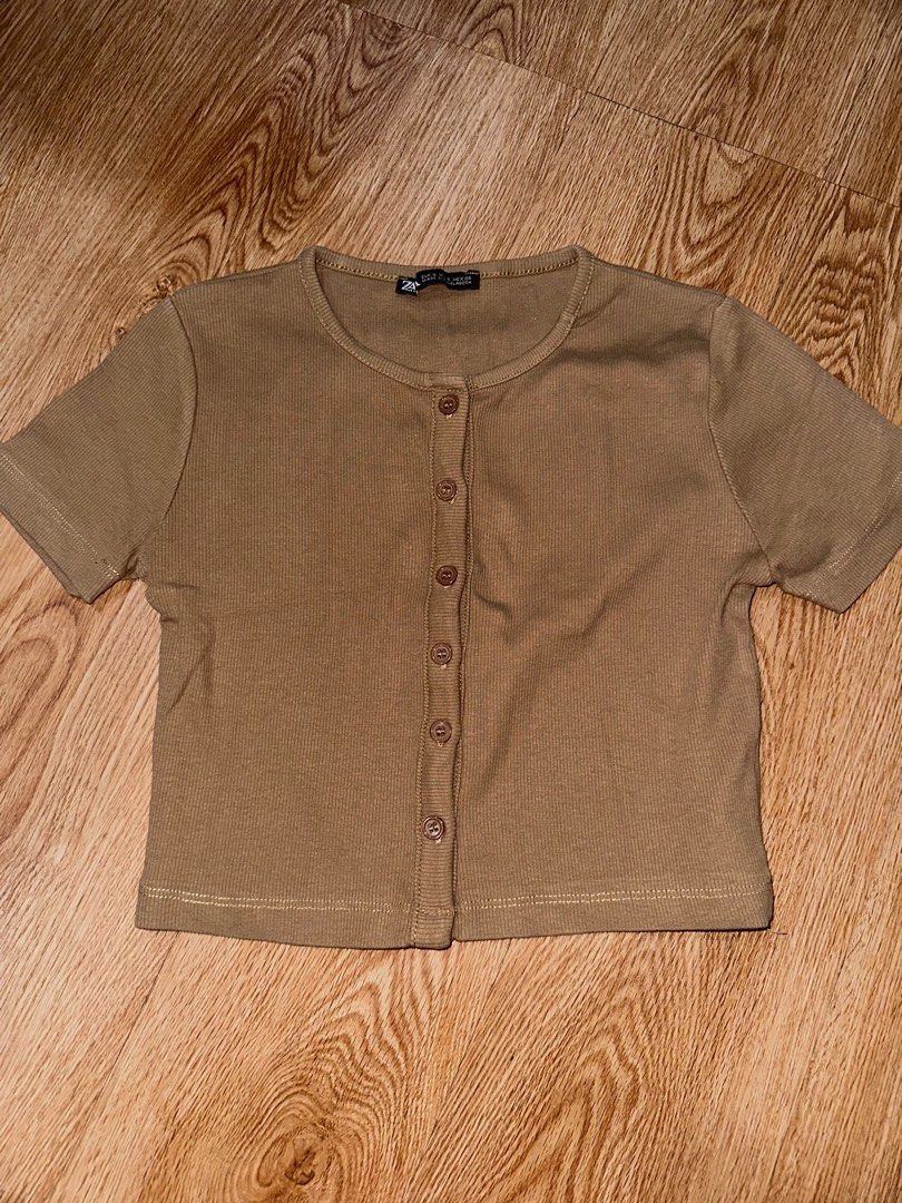 Zara Brown Cropped Button Top (Category: Blouses) located in Manila. Submitted by decluttering77 (Listing ID 1375628911, Image 1). Description: - 9/10 condition, thick tela - ribbed, cropped - all buttons still intact properly - negotiable! MOP: GCASH *will not ship unless fully paid.