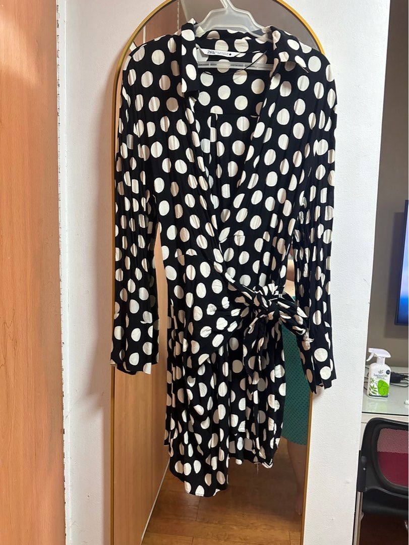 Zara polka dots wrap dress (Category: Dresses) located in Quezon City. Submitted by plushsize (Listing ID 1349607325, Image 2). Description: .