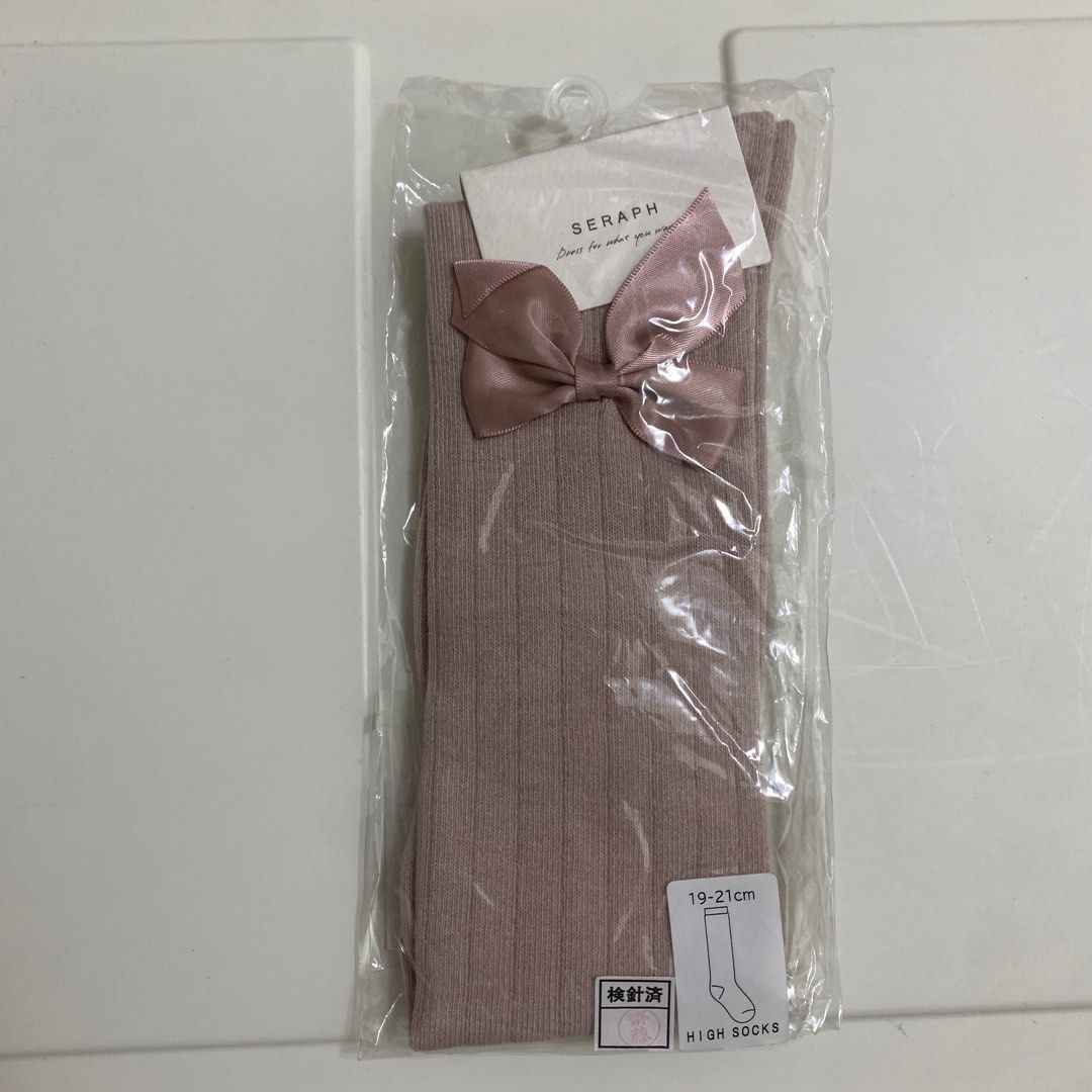 由 bozy718 (刊登 ID 1375793834，圖片 1) 提交，位於 桃園市 (Taoyuan) 的 日本品牌女童粉色蝴蝶結中筒襪19-21cm (類別：嬰兒及兒童流行時尚)，說明：全新一雙，蝴蝶結外側腳踝處 。