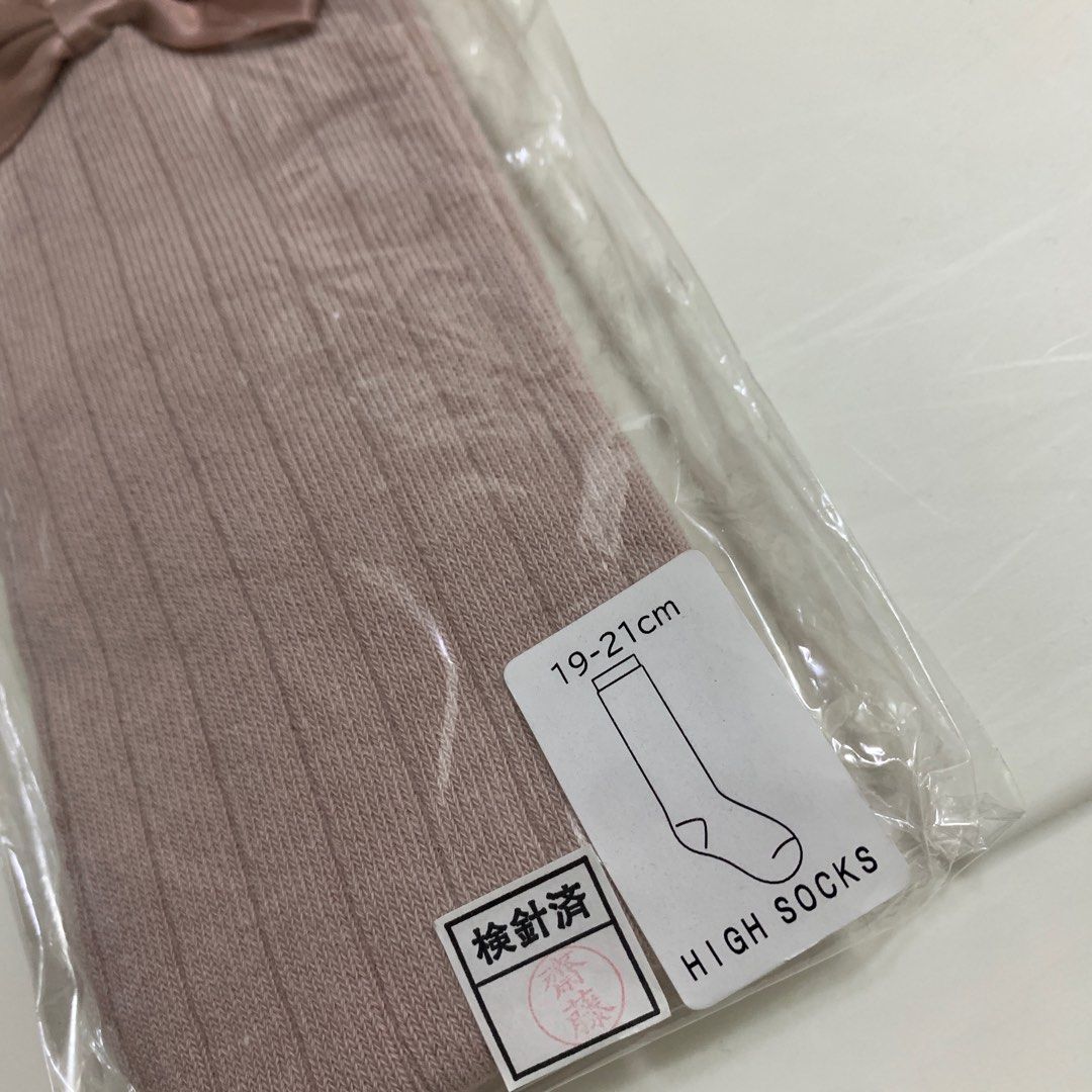由 bozy718 (刊登 ID 1375793834，圖片 2) 提交，位於 桃園市 (Taoyuan) 的 日本品牌女童粉色蝴蝶結中筒襪19-21cm (類別：嬰兒及兒童流行時尚)，說明：全新一雙，蝴蝶結外側腳踝處 。