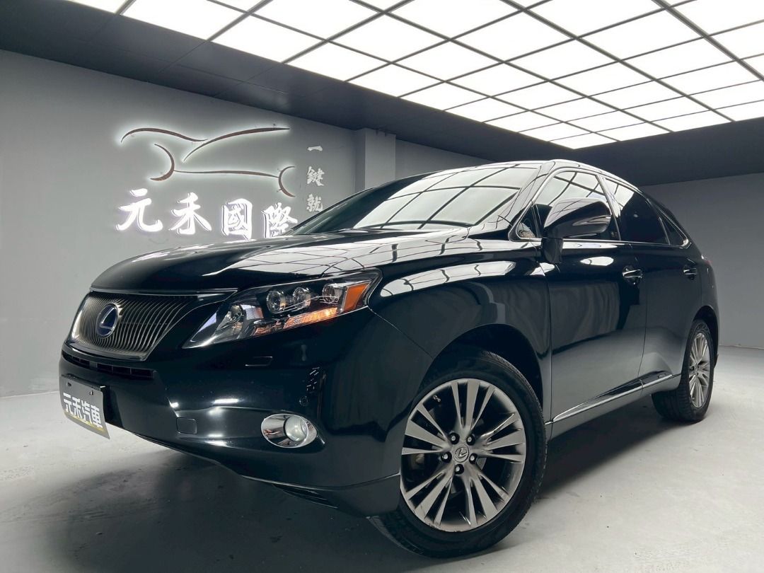 由 joker0721 (刊登 ID 1375748372，圖片 1) 提交，位於 新北市 (New Taipei) 的 2012 Lexus RX450h 頂級版『小李經理』元禾國際車業/小李經理/促銷中 (類別：汽車出售)，說明：📣📣📣 #限時下殺 #凌志RX450h 📣📣📣 (實車實價/保證無重大事故/泡水車/AB車/來路不明車) 🔺『出廠年份』2012年（251） 🔺『型號』Lexus RX450h 頂級版 🔺『顏色』黑色 🔺『排氣量』3.5 c.c (油電混合) 🔺『車身號碼』JTJBC11A502435837 🔺『里程保證』165,199 🔺『原價』398,000 🔺『限時特價』368,000 ＊『服務熱線📞』 0912-457-519 小李 ＊『LINE ID』@carcargo ＊『LINE 連結』https://lin.ee/91ZM6j6 ＊『地址』新北樹林中正路421號(元禾汽車)找小李 ＊『線上影片看車』https://www.yua